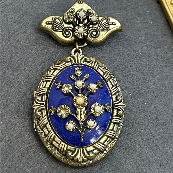 Vintage Crown Trifari cobalt blue locket brooch - Picture 2 of 8